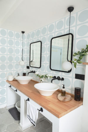 salle de bain bleu rose papier peint mosaïque cercles pastel géométrique grille