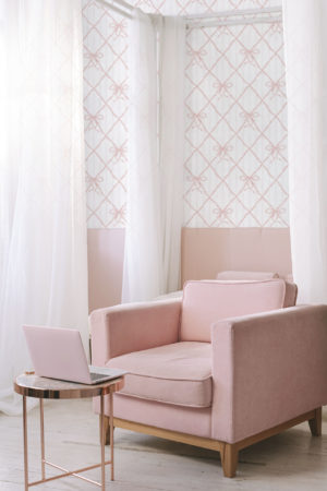 salon rose papier peint noeud papillon ruban panoramique géométrique