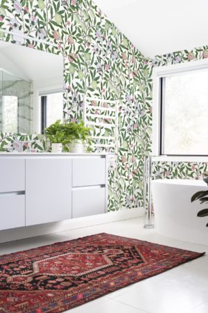 salle de bain blanche papier peint fantaisie fruitée panoramique végétal nature