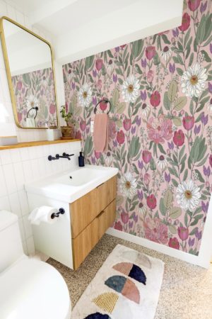 salle de bain rose papier peint fleurs délicates panoramique printemps dessinées main