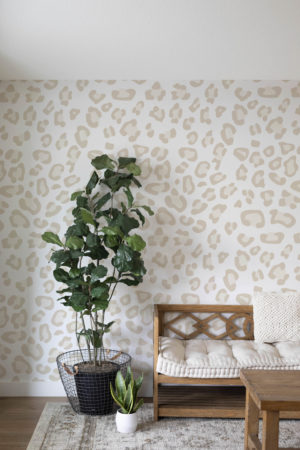 salon beige papier peint motif leopard pop tendance