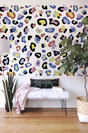 salon multicolore papier peint motif leopard pop tendance