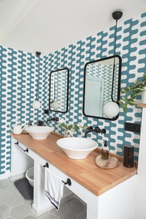 salle de bain bleu papier peint courbes colorées pop vintage retro