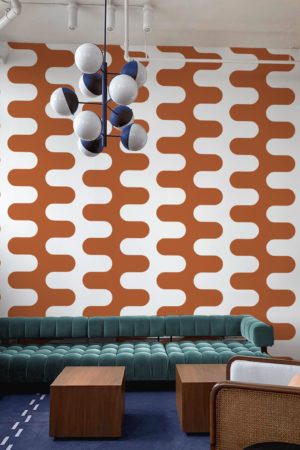 salon orange papier peint courbes colorées pop vintage retro