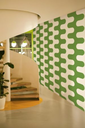 espace public vert papier peint courbes colorées pop vintage retro