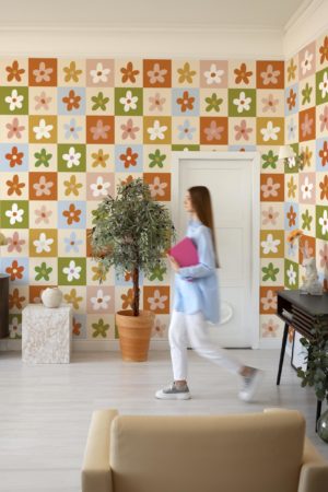 salon multicolore papier peint damier floral végétal pop tendance