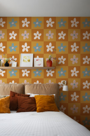 chambre orange papier peint damier floral végétal pop tendance
