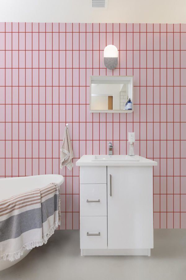 salle de bain rose papier peint carreaux élégants géométriques