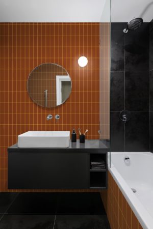 salle de bain terracotta papier peint carreaux élégants géométrique
