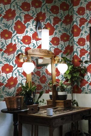 Papier peint fleurs rouge salle de bain