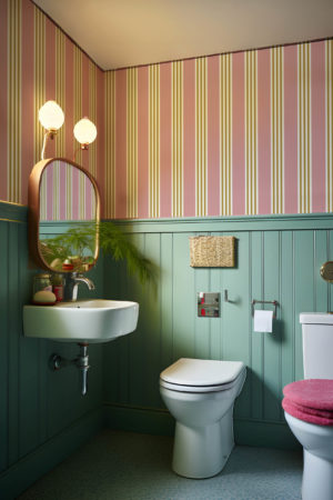 Papier peint rayure rose salle de bain