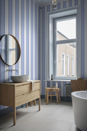 Papier peint rayures pastel bleu salle de bain