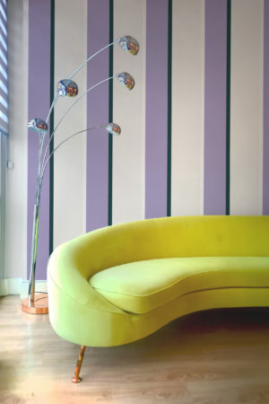 Salón con papel pintado bicolor a rayas moradas