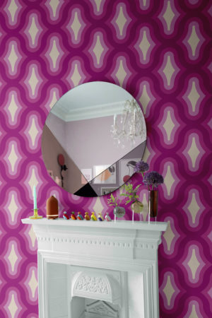 papier peint vibrations vintage violet salon