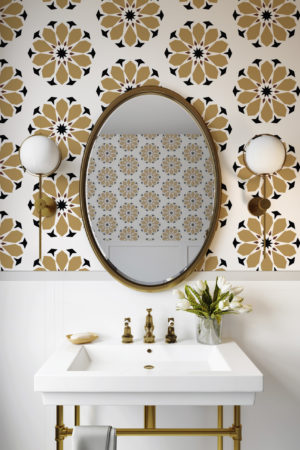 papier peint arabesque dorée salle de bain