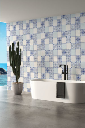 Baño con papel pintado de mosaico azul
