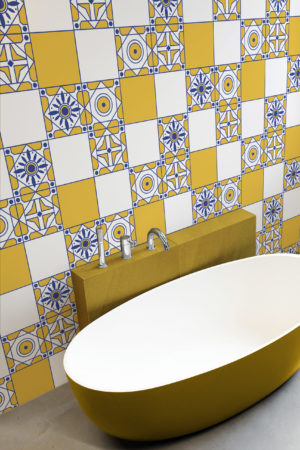 Papier peint mosaique jaune salle de bain