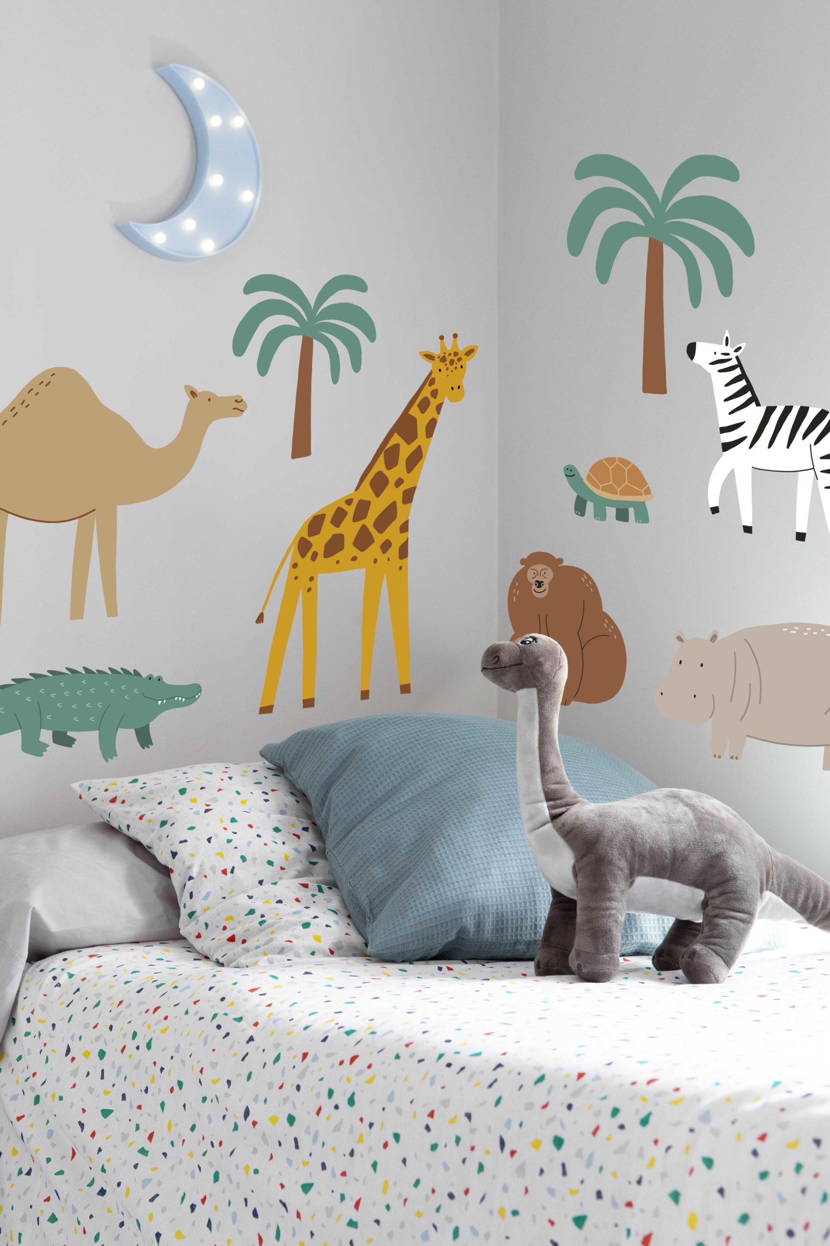 Dormitorio minimalista con una cama blanca, detalles en amarillo y una alfombra de chevron gris.