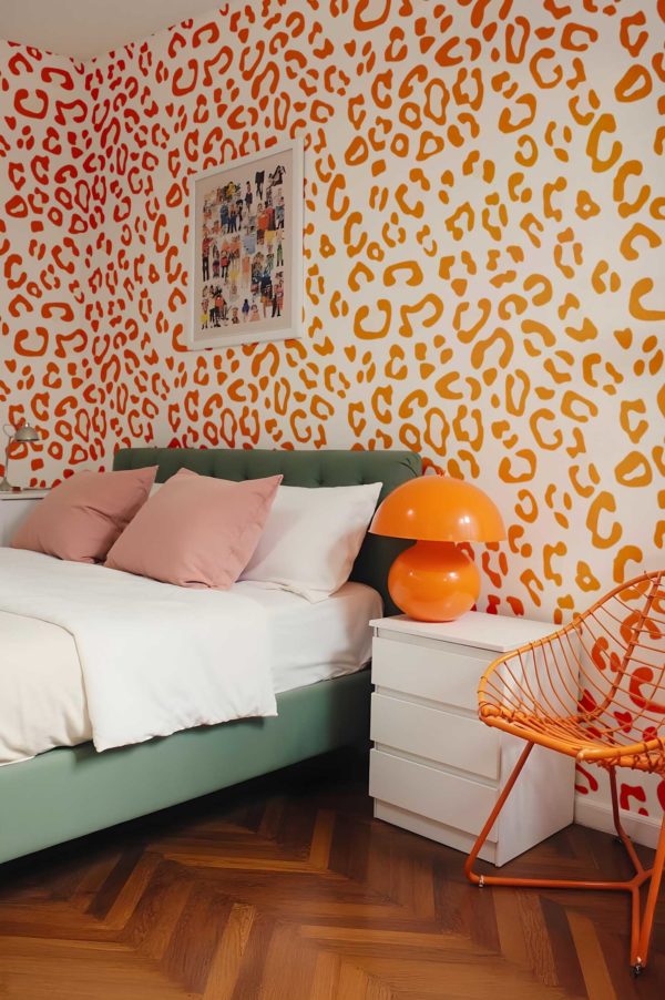 『 Yellow Leopard fam 』by Zuberi 60*60cm n754-orange-chambre-600x902.jpg