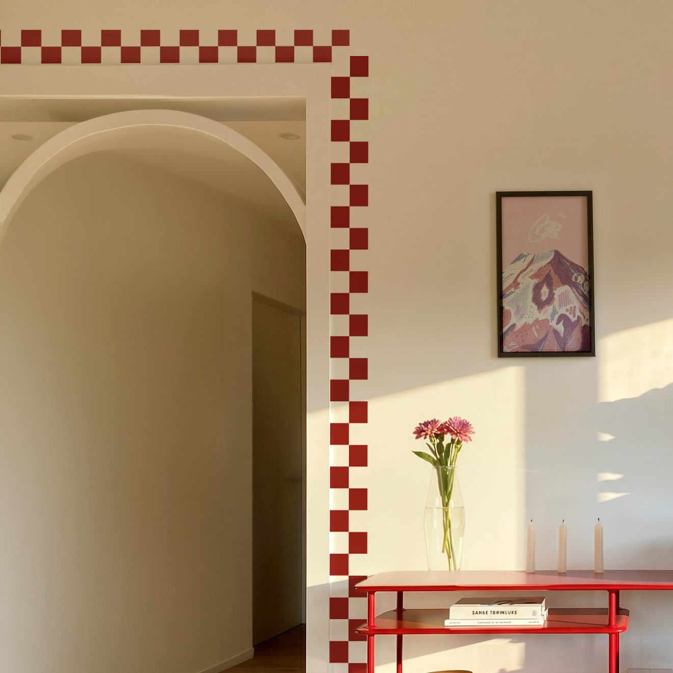 Frise murale rouge dans un couloir