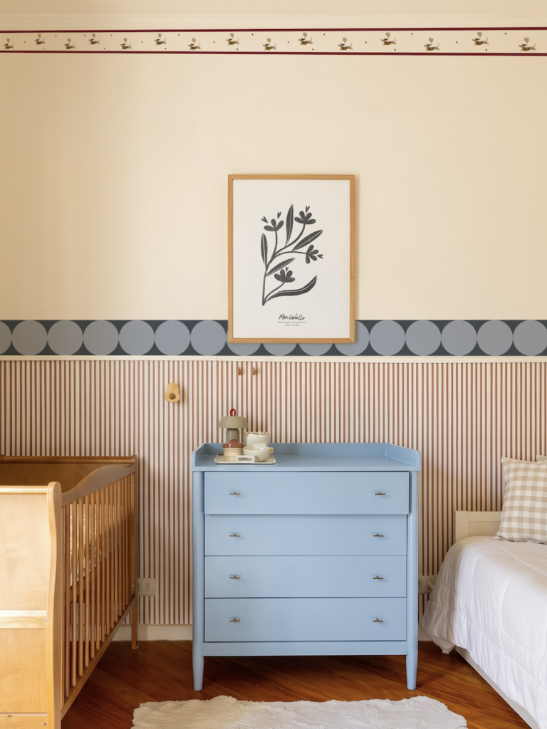Deux frises posées sur le même mur dans une chambre d'enfant