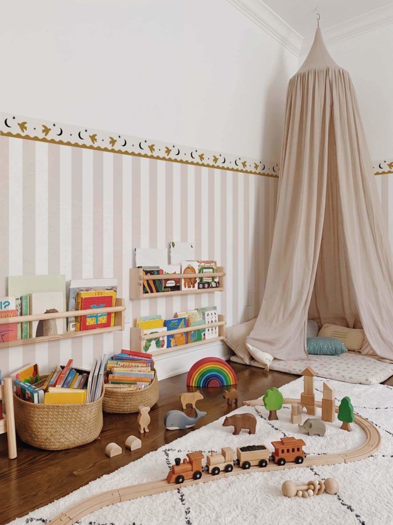Mur d'accent avec la frise Oiseaux et un papier peint rayé