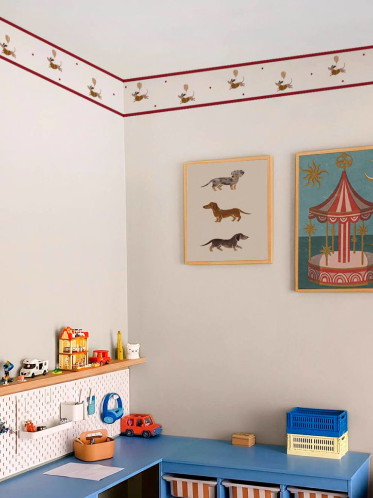 Frise Chiens-saucisses en haut du mur d'une chambre d'enfant